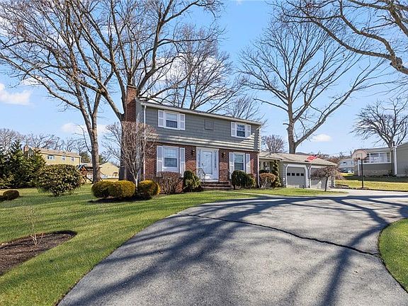 5th image of 157 Sweetbriar Dr