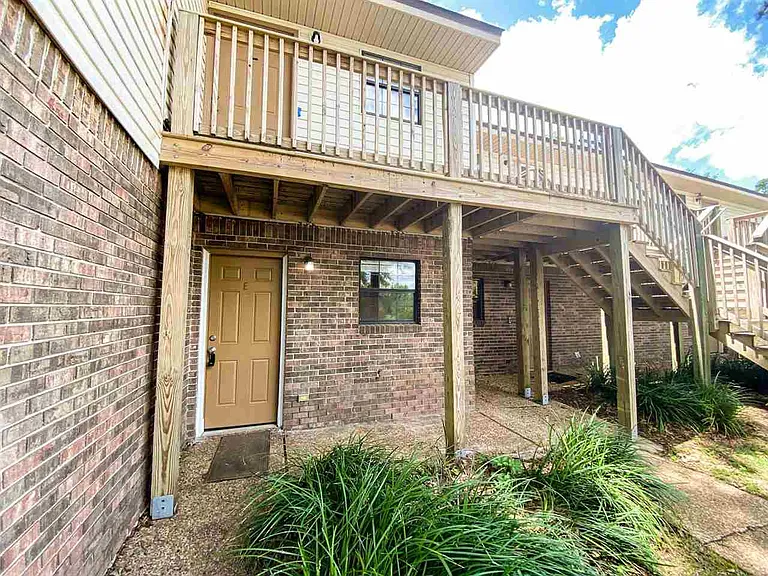 1104 Green Tree Ct #E — Photo 2