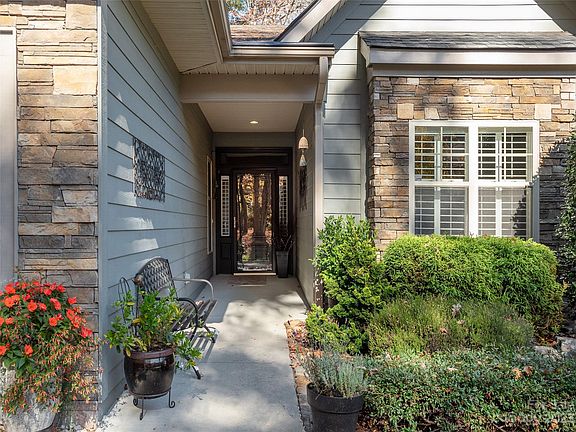 3rd image of 42 Winding Trail Dr