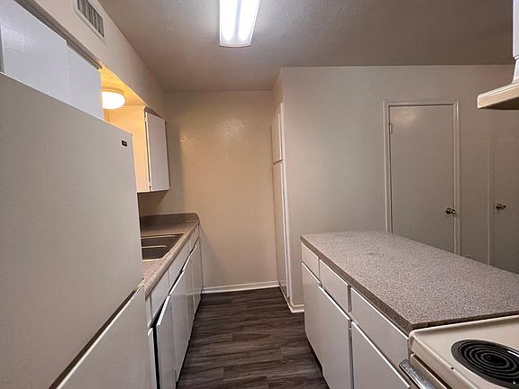 3rd image of 3002 Park Square Dr #201