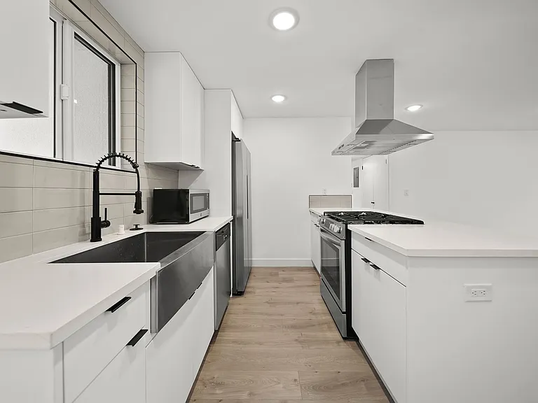 Luxury 2 and 3 Bed Townhomes with Covered Parking! — Photo 11