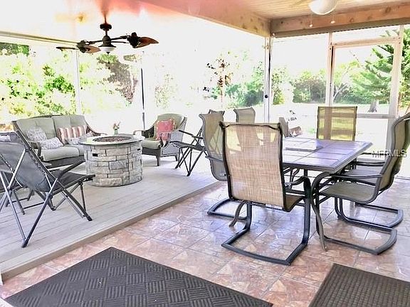 20X16 lanai affords plenty of room to entertain