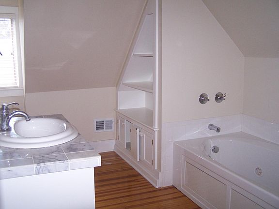 4th image of 563 N Broadway #2