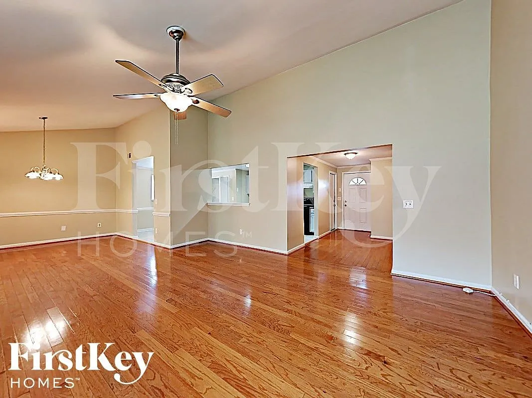 3 bed, 2.0 bath, 1385 sqft, $2,570 — Photo 2