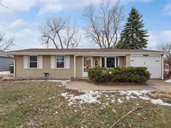 5610 Briarwood St SW, Cedar Rapids, IA 52404