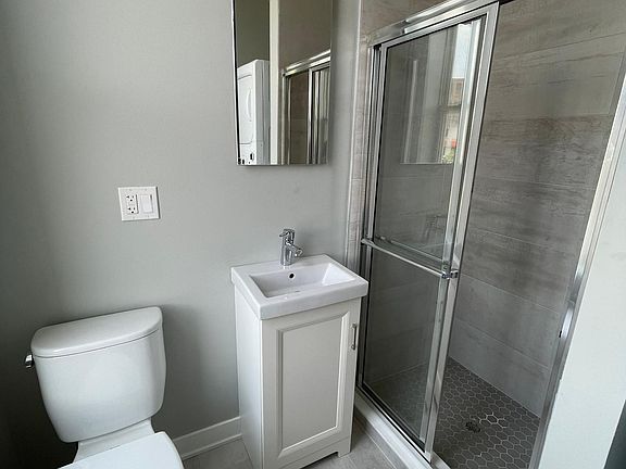 5th image of 1335 N Ashland Ave APT 2F