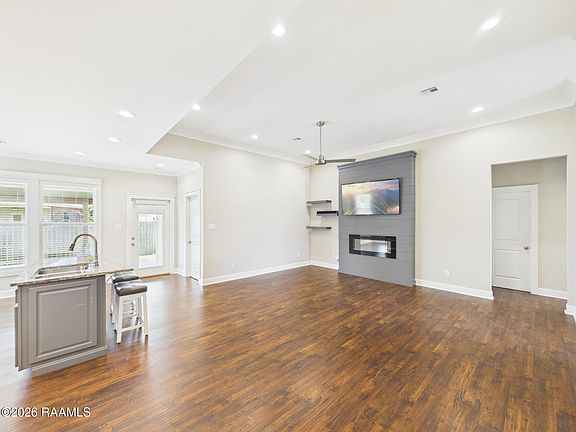 5th image of 110 Scarlet Oak Dr