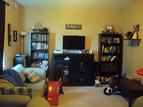 Great living room w/ lots of space!