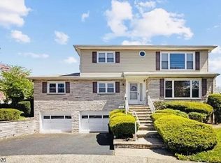 26 Pilgrim Ct, Bloomfield, NJ 07003