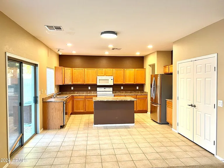 2414 W Hunter Ct — Photo 7