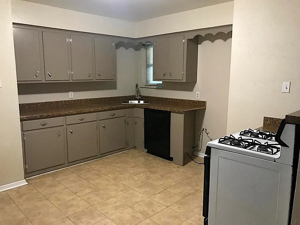 3 bed, 1.5 bath, 1890 sqft, $1,675 — Photo 4