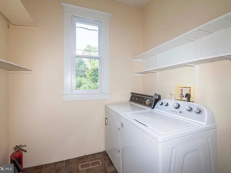 222 W Main St — Photo 38