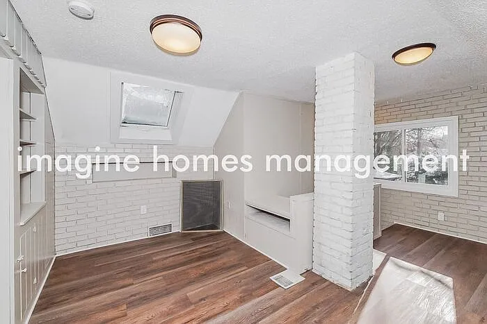 719 W 40th St — Photo 11