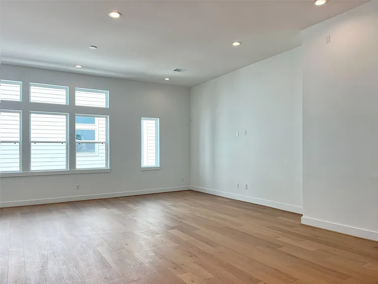 326 Eastwood St — Photo 8
