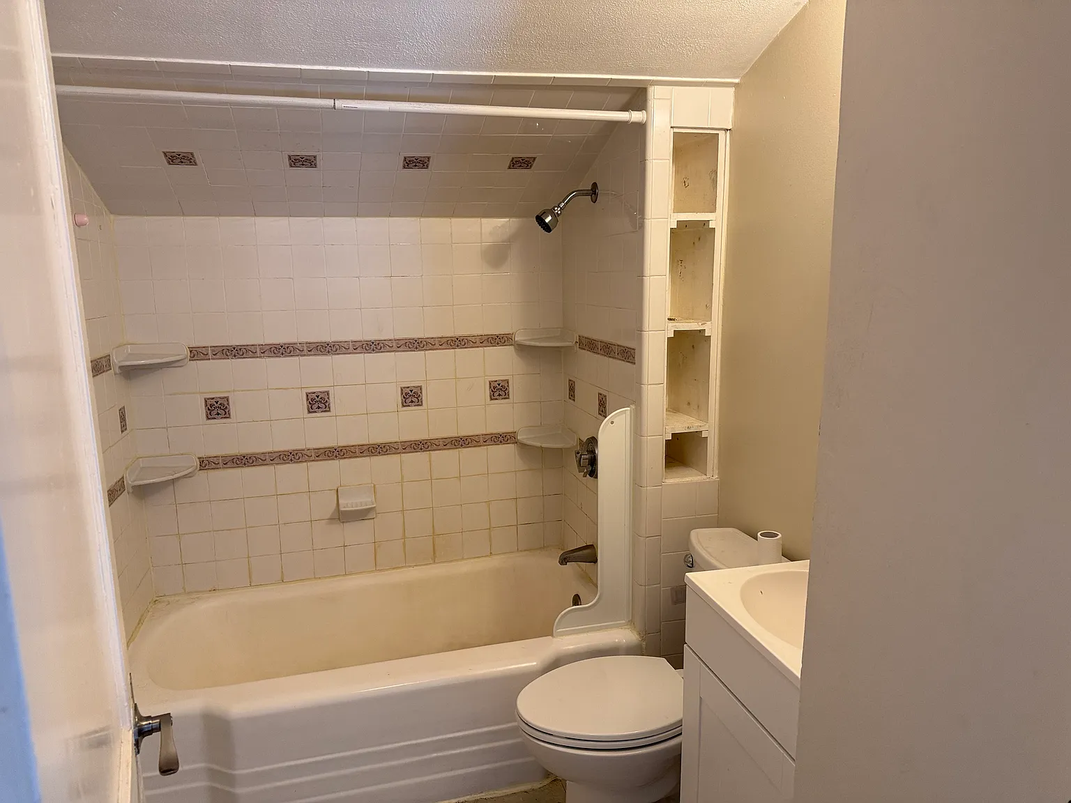 4 bed, 2000 sqft, $3,700 — Photo 2