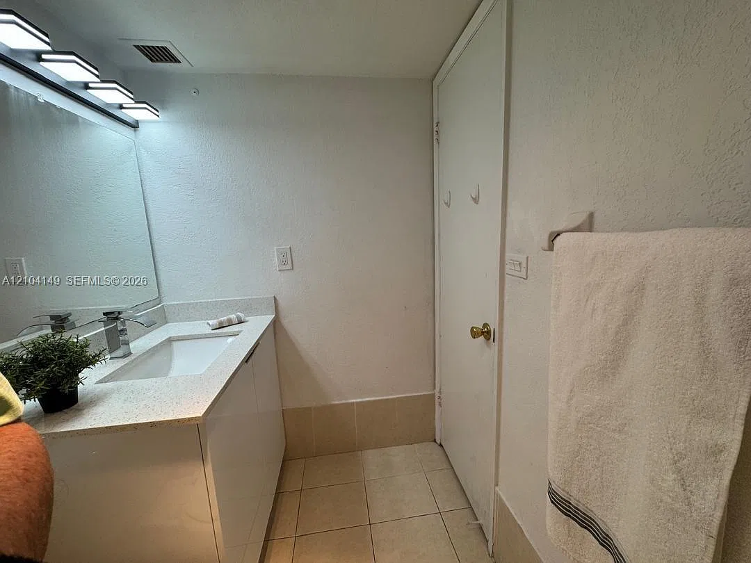 Yolanda Villas Condo — Photo 4