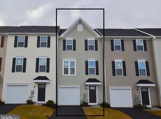 30 Quebec Ct, Falling Waters, WV 25419