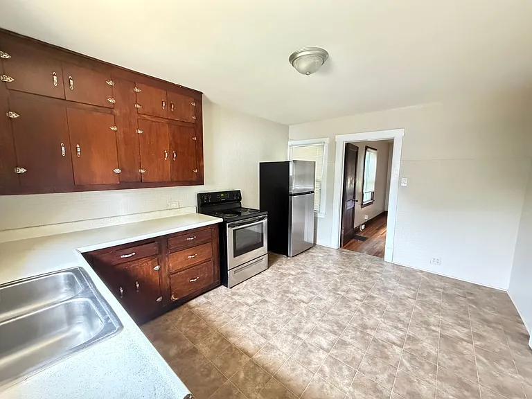 554 Camden Ave — Photo 8
