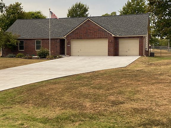 Nice wide 3car driveway. New roof. New windows. 1ac fenced yard.
