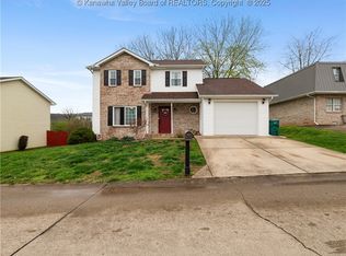 146 Berry Hills Dr, Winfield, WV 25213