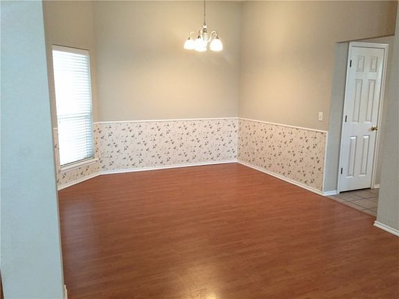 3rd image of 121 Great Oaks Dr