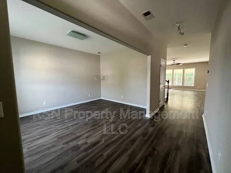 4 bed, 2.5 bath, 2962 sqft, $2,845 — Photo 3