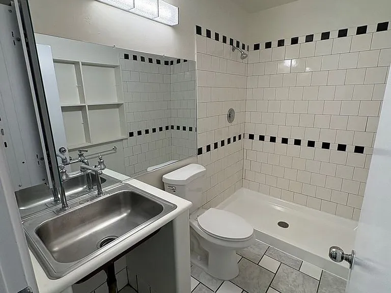 946-950 Daisy Ave — Photo 17