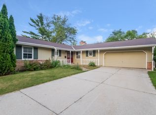 725 Meadowbrook Dr, West Bend, WI 53090