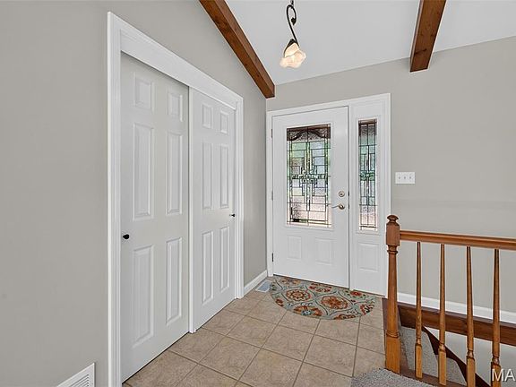 5th image of 19 Greenview Dr