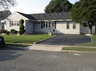 47 Berkshire Rd, Bethpage, NY 11714