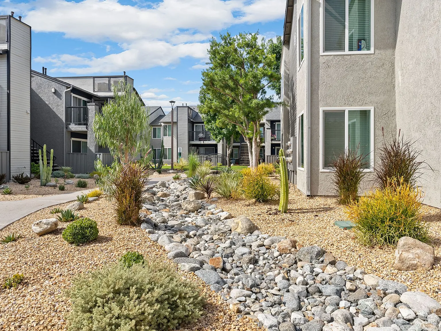 The James Apartments — Photo 3