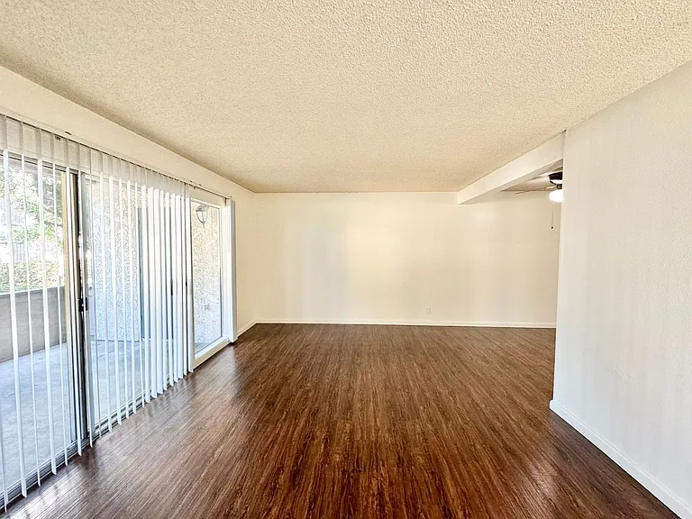 Daisy Apartments — Photo 8