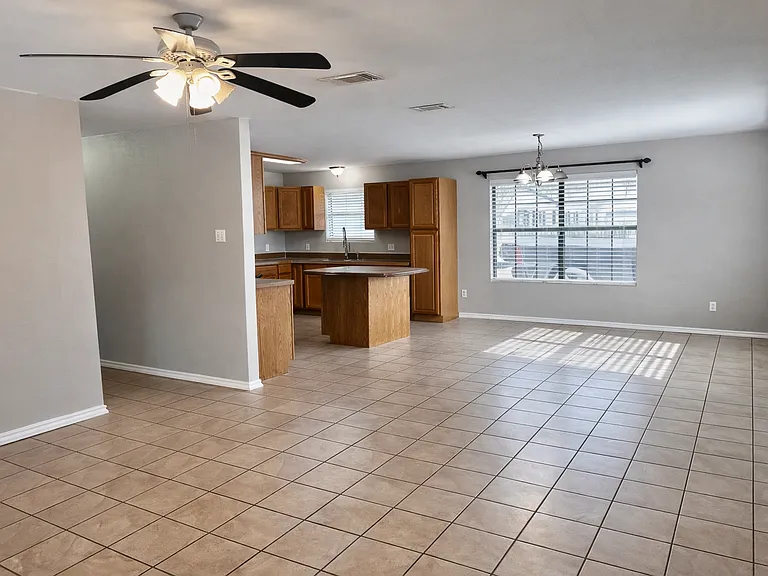 914 N Catherine St — Photo 11
