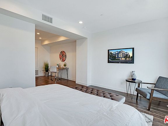 4th image of 6017 N Beachwood Ln