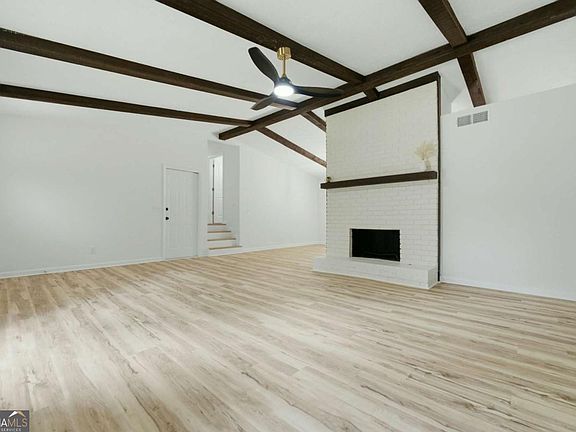 4th image of 411 Hunters Ln