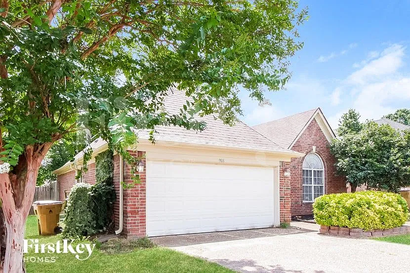 3 bed, 2.0 bath, 1515 sqft, $2,165 — Photo 2