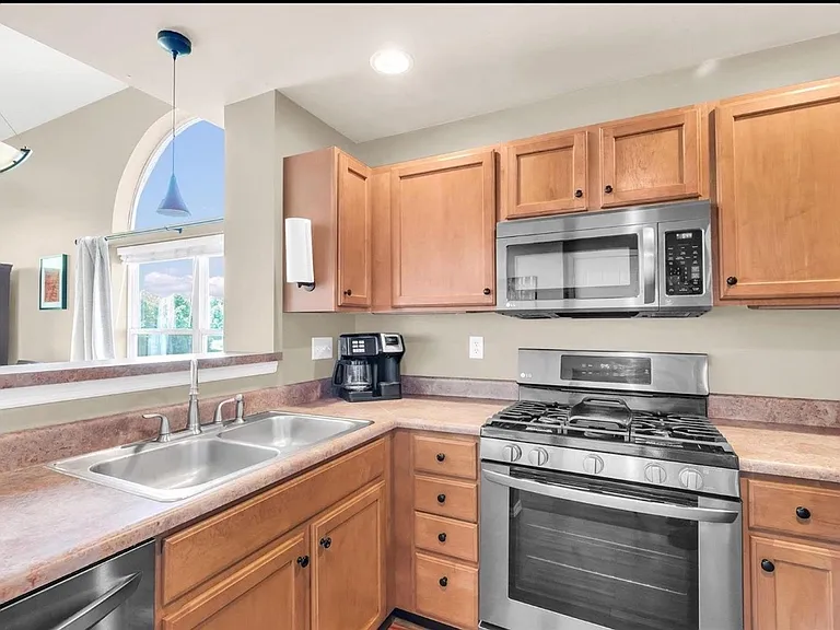 836 Wayland Dr — Photo 10