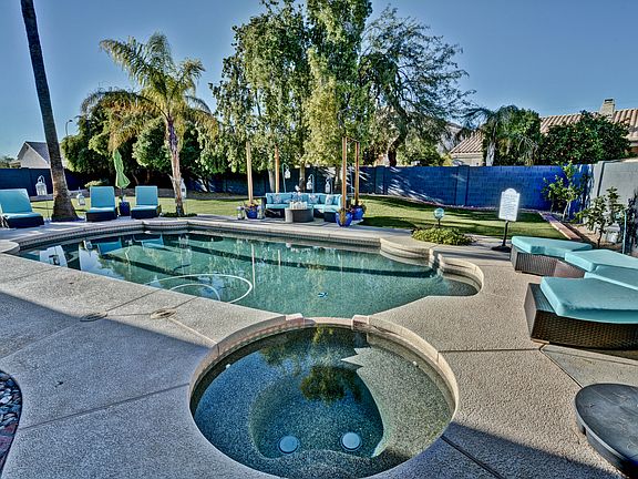 3rd image of 11132 W Amelia Ave
