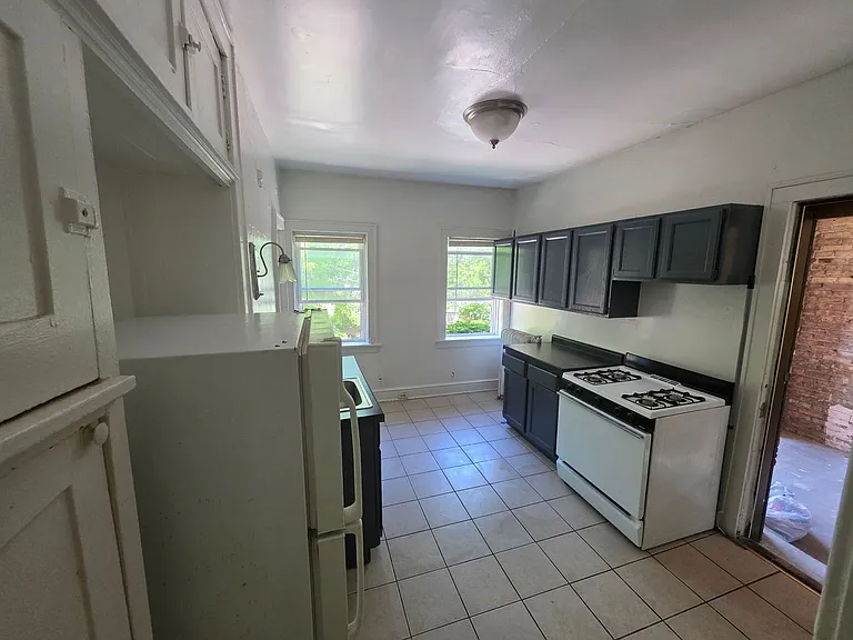 2528 N Maryland Ave — Photo 5