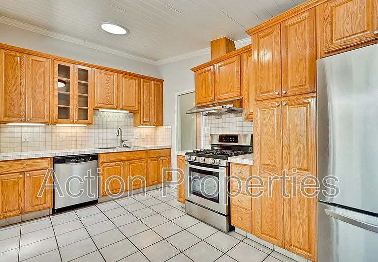 1125 Burgoyne St — Photo 9