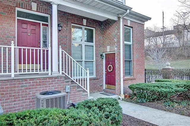 279 Roslyn Ct — Photo 12