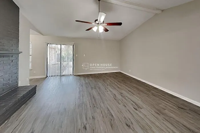 3 bed, 2.0 bath, 1645 sqft, $2,340 — Photo 3