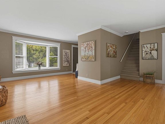 5th image of 42 Lodge Dr
