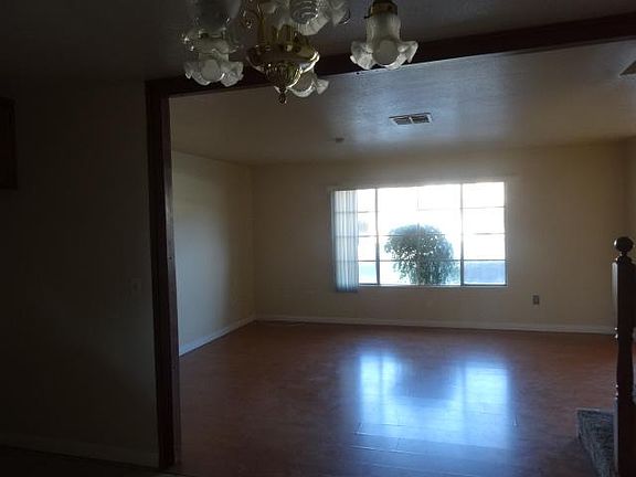 4th image of 530 E 1st St