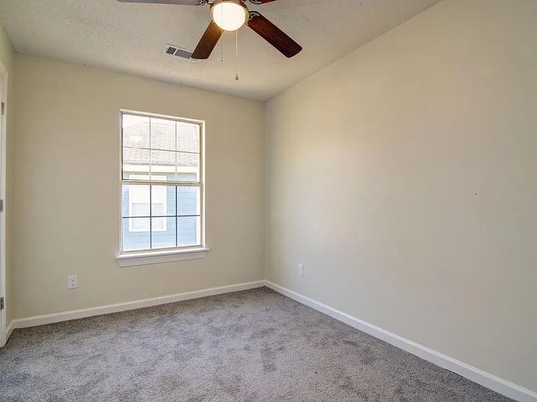 2822 Laura Cir E — Photo 16