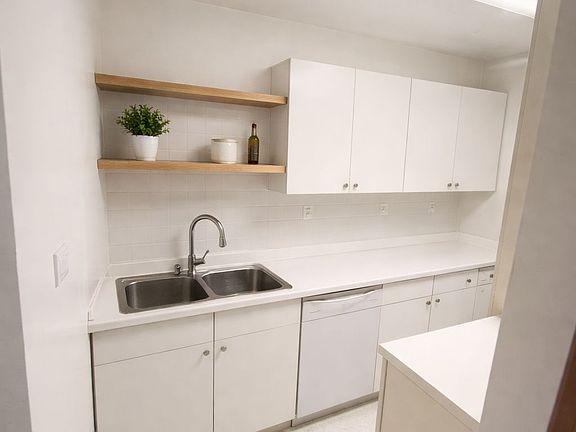 3rd image of 1527 Johanna Dr APT A