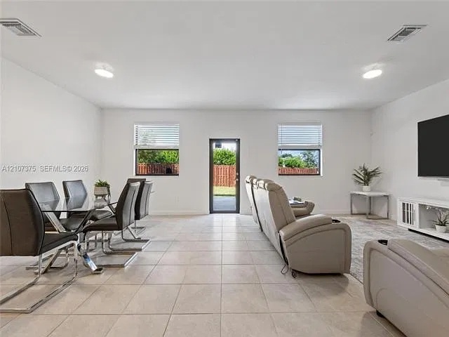 5 bed, 3.0 bath, 2640 sqft, $5,000 — Photo 2