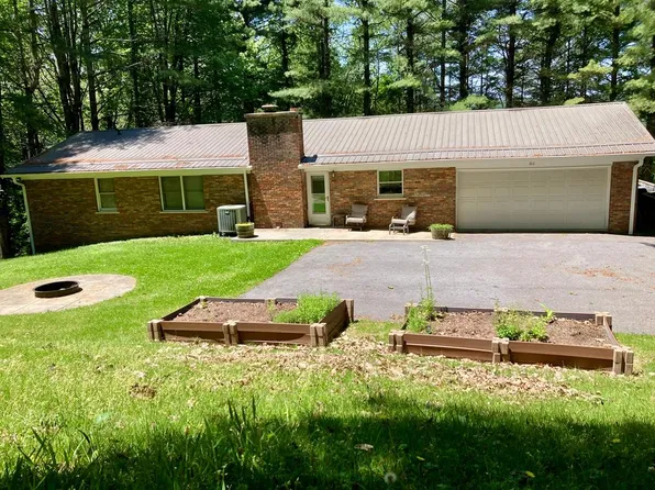 160 Cherry St, Daniels, WV 25832