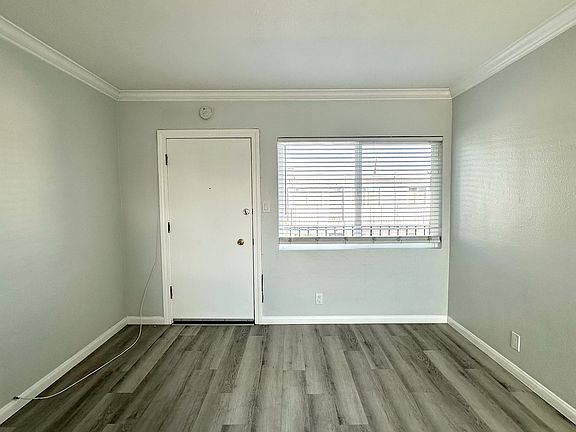 Living Room - Crown Molding