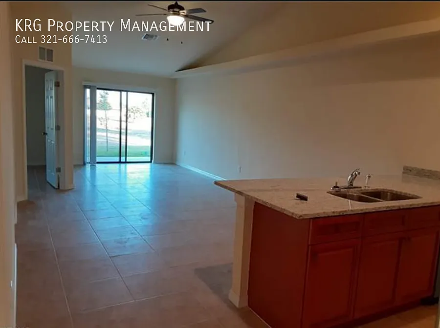 Modern 3BR/2BA Duplex in a Prime Cape Coral Location with a Fenced Backyard! — Photo 4